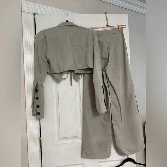 Brand new w/out tags cropped blazer and pants set, grey - Picture 5 of 5